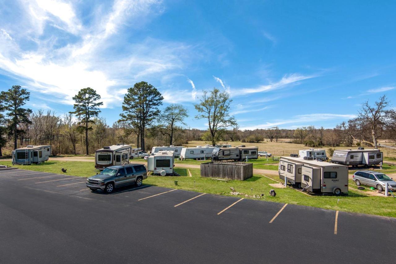 Rodeway Inn Broken Bow-Hochatown Екстериор снимка