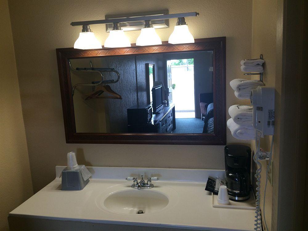 Rodeway Inn Broken Bow-Hochatown Екстериор снимка