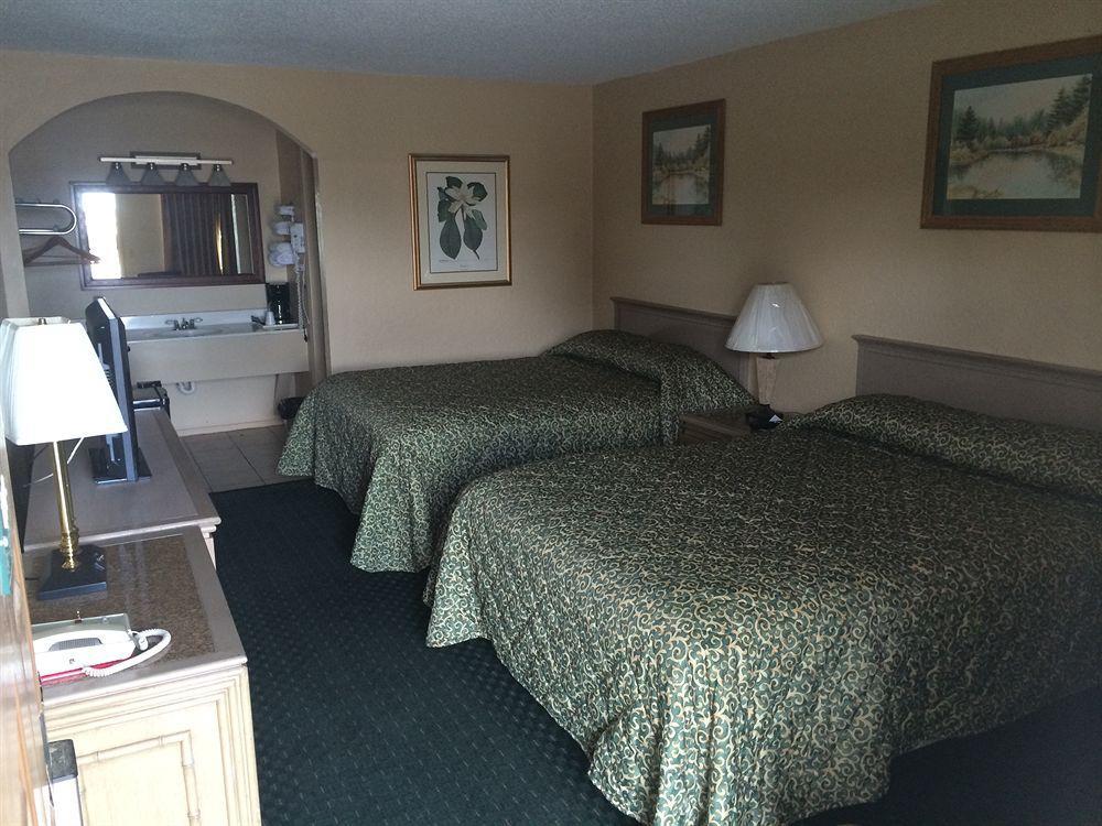 Rodeway Inn Broken Bow-Hochatown Екстериор снимка
